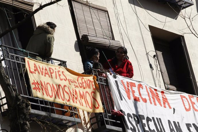 Archivo - Balcones del barrio de Lavapiés con carteles en contra de los deshaucios en el barrio.