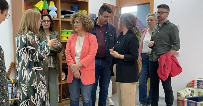 La secretaria general del PSOE de Huelva y senadora, María Eugenia Limón, en su visita a la Asociación de Personas con Discapacidad 'La Canariega' de Almonte.