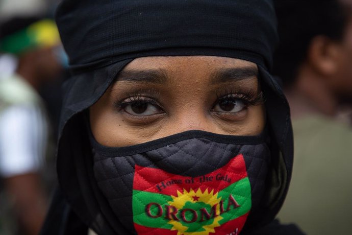 Archivo - July 3, 2020, London, United Kingdom: A protester wearing an Oromia face mask during the demonstration..Ethiopian Oromo community in London protest demanding justice for Slain singer, Haacaaluu Hundeessaa. Haacaaluu sang in the Oromo language, E