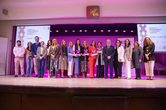 Foto de familia de autoridades y premiadas en la entrega de los I Premios al Emprendimiento y Liderazgo Femenino.