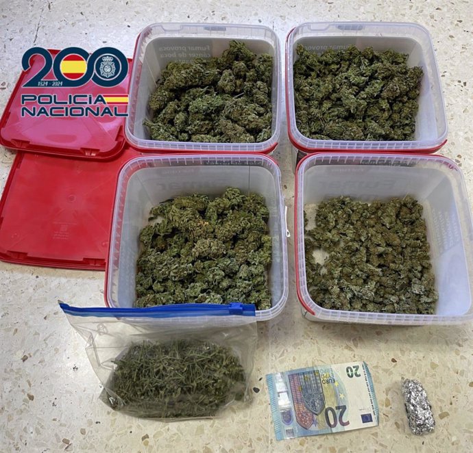 Agentes de la Policía Nacional desarticulan un punto de venta de droga al menudeo situado el barrio El Vedat de Torrent (Valencia)