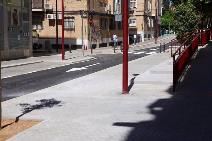 El Ayuntamiento reurbaniza de forma integral, "en tiempo y forma", la calle Doctor Jerónimo Pou en Triana.