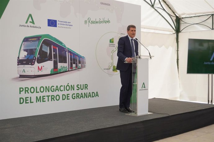 El delegado del Gobierno en Andalucía, Pedro Fernández, en el acto de inicio de la prolongación sur del Metropolitano de Granada.