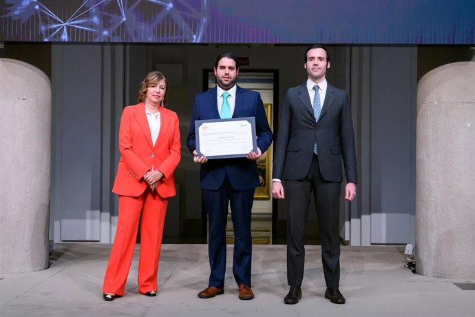 Fátima Díez Platas, presidenta de la Sociedad Internacional Humanidades Hispánicas; Jorge Rouco Collazo, autor de la tesis premiada; y Juan Pujol, Adjunto al Director de la Fundación BBVA