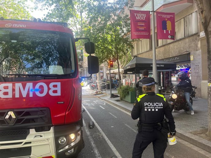 Els Bombers i la Guàrdia Urbana en un incendi d'un restaurant 