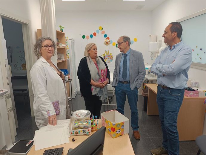 Visita de la delegada de Salud y Consumo de la Junta en Huelva, Manuela Caro, al centro de salud de Isla Chica, en la capital.