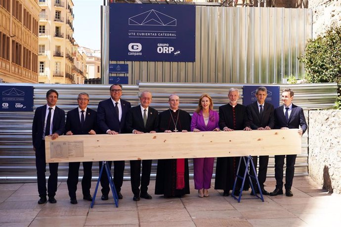 Foto con motivo del comienzo de las obras en la cubierta de la Catedral de Málaga.