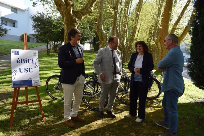 La alcaldesa de Santiago, Goretti Sanmatín, y el rector de la USC, Antonio López, participan en la presentación del proyecto piloto 'éBici'.