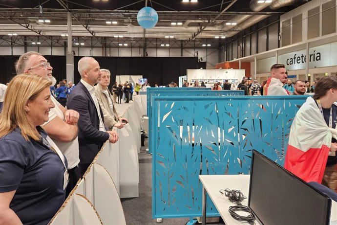 El consejero de Educación, Sergio Silva, visita en IFEMA a los representantes de Cantabria en 'Spainskills'