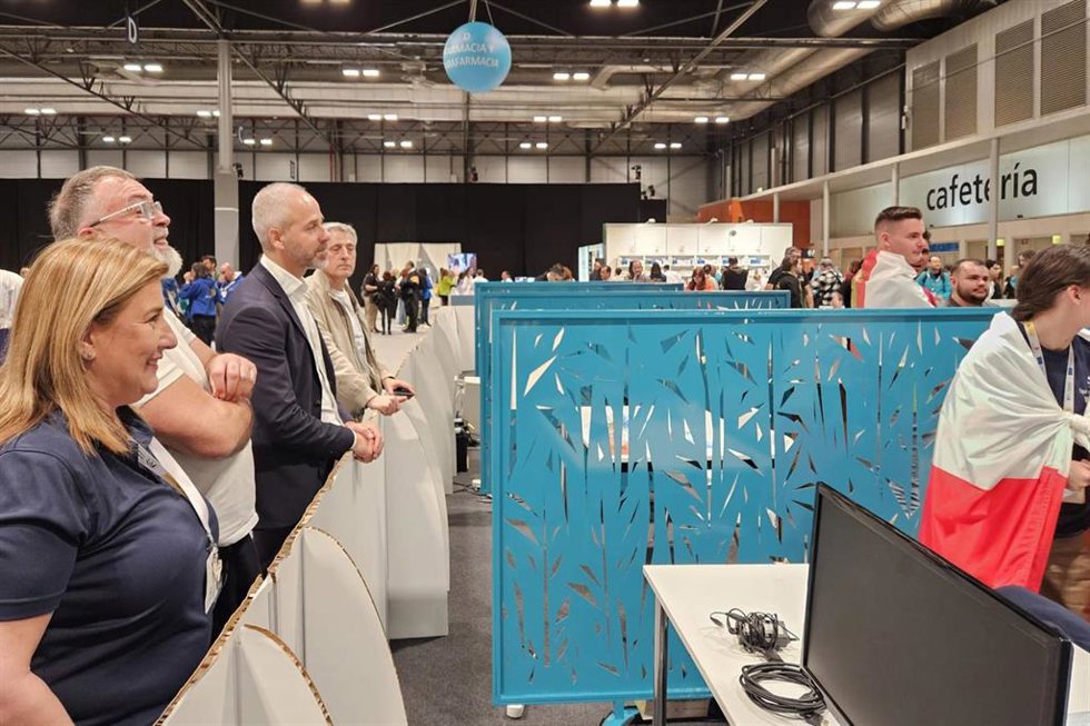 El consejero de Educación, Sergio Silva, visita en IFEMA a los representantes de Cantabria en 'Spainskills'