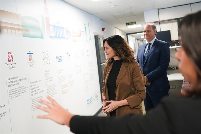 La presidenta de la Comunidad de Madrid, Isabel Díaz Ayuso, visita las instalaciones de la multinacional ATOS en la capital para conocer la infraestructura tecnológica que gestionará durante los Juegos Olímpicos y Paralímpicos de París 2024.