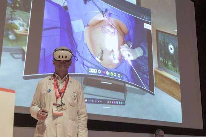 Foto del moment de l'operació amb realitat virtual