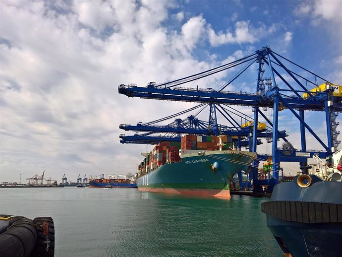 Actividad carga y descargar en el Puerto de València