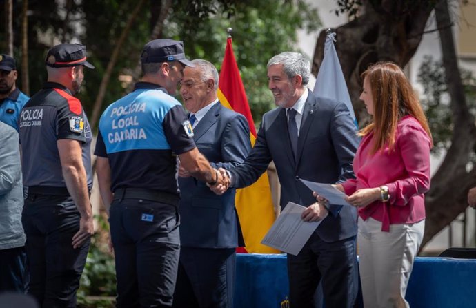 El presidente de Canarias, Fernando Clavijo, preside el acto de entrega de diplomas a los nuevos agentes de la Policía Canaria y de la Policía Local