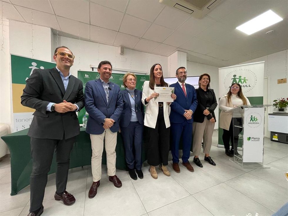 El subdelegado de la Junta de Andalucía en el Campo de Gibraltar (Cádiz), Javier Rodríguez, la presidenta y el coordinador general de Asansull, María Luisa Escribano e Ismael Vaca, y el alcalde de La Línea, Juan Franco, y la concejal Zuleica Molina.