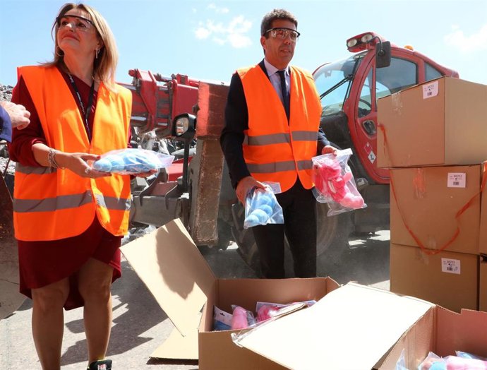 El 'president' de la Generalitat, Carlos Mazón, y la consellera de Innovación, Industria, Comercio y Turismo, Nuria Montes, en la planta tratamiento y reciclaje de la firma Acteco en Ibi (Alicante)
