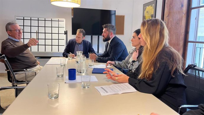 El alcalde de Marratxí, Jaume Llompart, se ha reunido este viernes con el secretario autonómico de Cultura y Deportes, Pedro Vidal, y el director general de Turismo, Pep Aloy, con el objetivo de relanzar la Bienal de Cerámica como concurso internacional.