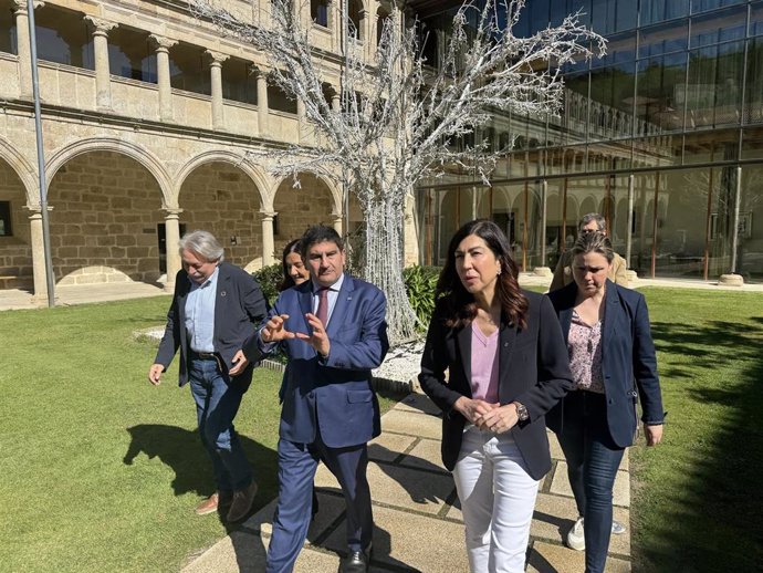La secretaria de Estado de Turismo, Rosana Morillo, y el delegado del Gobierno en Galicia, Pedro Blanco, visitan la Ribeira Sacra.