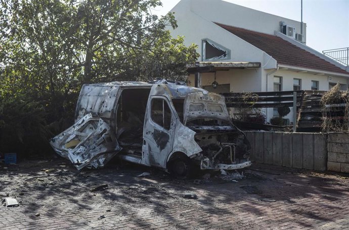 Archivo - Un vehículo destruido en el kibbutz de Mefalsim, en Israel