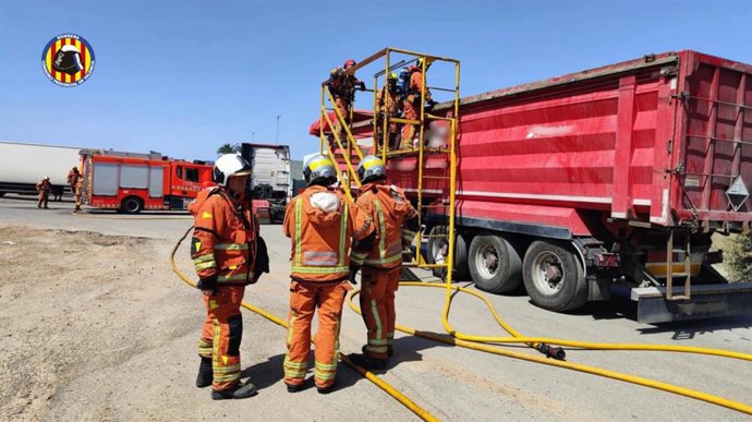 Sufoquen l'incendi d'un camió que transportava bateries al polígon de Quart de Poblet 