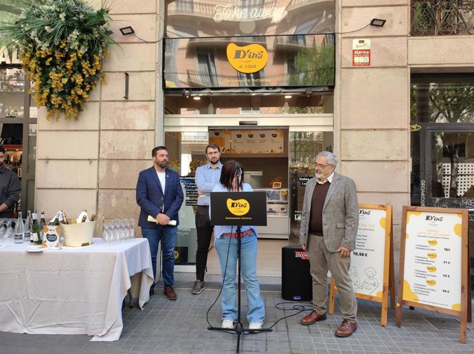 Inauguració del local 'D'ins a casa'  