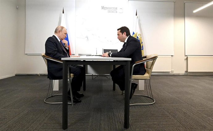 Archivo - July 20, 2023, Murmansk, Murmansk Oblast, Russia: Russian President Vladimir Putin holds a face-to-face meeting working meeting with Murmansk Region Governor Andrei Chibis, right, July 20, 2023 in Murmansk, Russia.