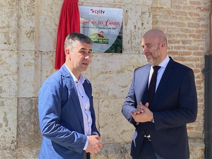 El alcalde de Carrión de los Condes, Luis Miguel Medina, y el director general de CyLTV, Jorge Losada.