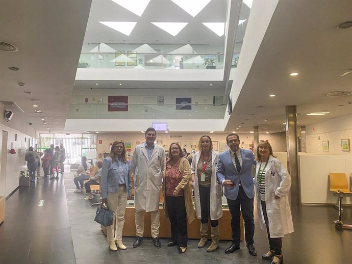 La delegada territorial de Salud y Consumo, Regina Serrano, junto con el equipo directivo del Distrito Sanitario de Sevilla, visita las instalaciones del centro de salud Alamillo.