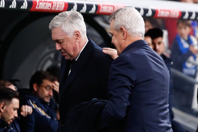 Archivo - Carlo Ancelotti, head coach of Real Madrid, and Javier Aguirre, head coach of RCD Mallorca greet each other during the Spanish League, LaLiga EA Sports, football match played between Real Madrid and RCD Mallorca at Santiago Bernabeu stadium on J