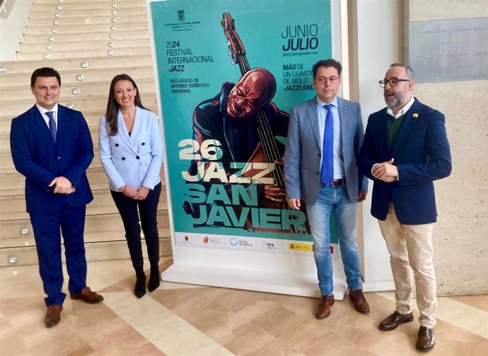La consejera de Turismo, Cultura, Juventud y Deportes, Carmen Conesa, presentó hoy, junto al alcalde de San Javier, José Miguel Luengo, y el director del Festival Internacional de Jazz del municipio, David Martínez