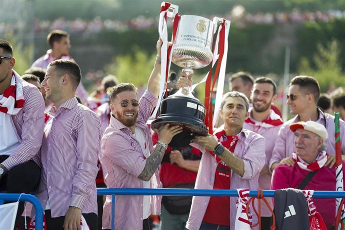 El Athletic Club de Bilbao celebra la victoria en La Gabarra mientras sube por la Ría del Nervión, a 11 de abril de 2024, en Bilbao 