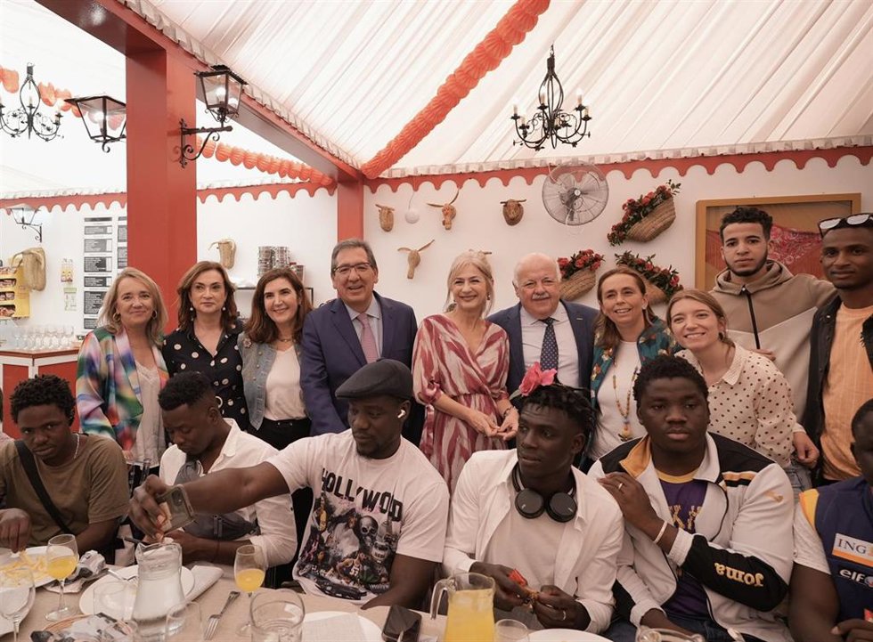 El presidente de la Fundación Cajasol, Antonio Pulido, junto a autoridades y asistentes al tradicional almuerzo.