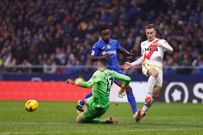 Archivo - Jorge de Frutos of Rayo Vallecano and David Soria of Getafe CF in action during the Spanish League, LaLiga EA Sports, football match played between Getafe CF and Rayo Vallecano at Civitas Metropolitano stadium on January 02, 2024, in Madrid, Spa