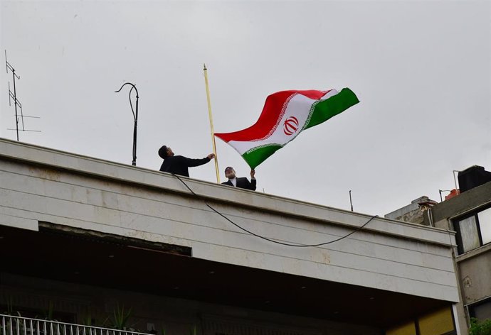 Bandera irani sobre el consulado de Damasco (Siria) 