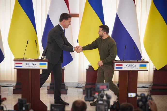 Archivo - HANDOUT - 13 October 2023, Ukraine, Odesa: Ukraine's President Volodymyr Zelensky (R) shakes hand with Dutch Prime Minister Mark Rutte during their joint press conference following their meeting. Photo: -/Ukraine Presidency/dpa - ATTENTION: edit
