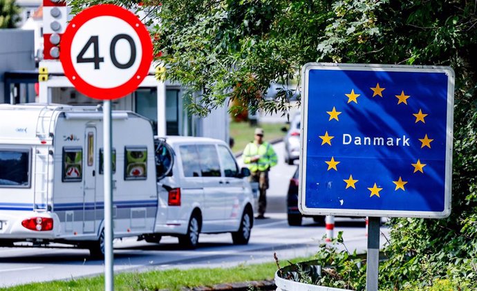 Archivo - 11 August 2023, Schleswig-Holstein, Flensburg: Vehicles pass the border crossing at the German/Danish border in Flensburg as Denmark extends tightened border controls with Germany. Photo: Axel Heimken/dpa