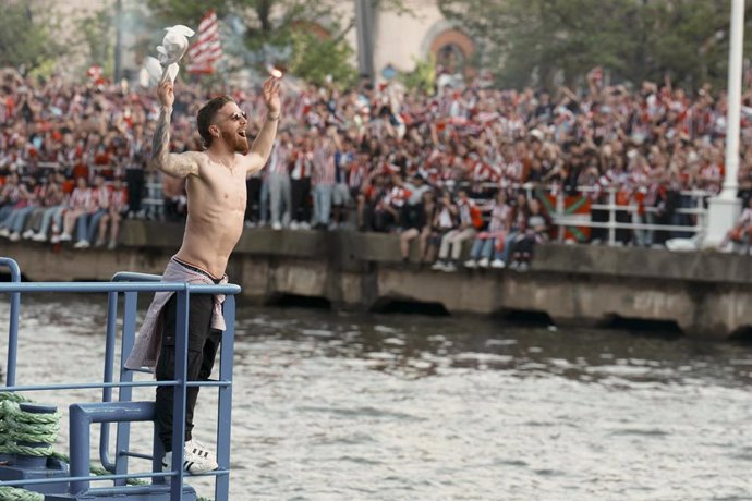 El capitán del Athletic Club de Bilbao, Iker Muniain, celebra la victoria en La Gabarra, en la que se encuentran los jugadores del Athletic Club de Bilbao, mientras sube por la Ría del Nervión, a 11 de abril de 2024, en Bilbao, Vizcaya, País Vasco (España