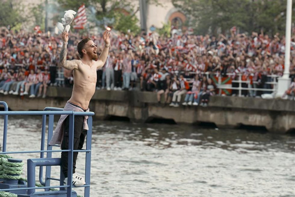 El capitán del Athletic Club de Bilbao, Iker Muniain, celebra la victoria en La Gabarra, en la que se encuentran los jugadores del Athletic Club de Bilbao, mientras sube por la Ría del Nervión, a 11 de abril de 2024, en Bilbao, Vizcaya, País Vasco (Espa
