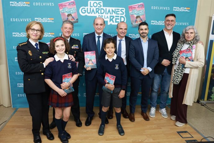 Edelvives y Policía Nacional crean un cómic sobre ciberacoso juvenil para educar en lugar de reparar a "personas rotas"