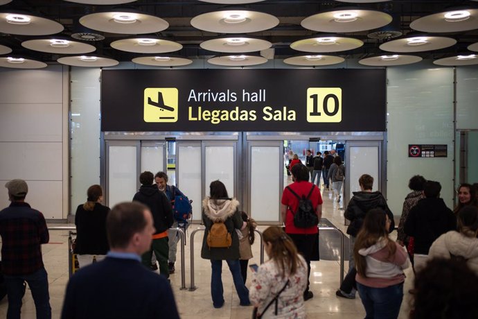 Puerta 10 de llegadas de la terminal T4 del Aeropuerto Adolfo Suárez Madrid Barajas,, a 3 de abril de 2024, en Madrid (España). 