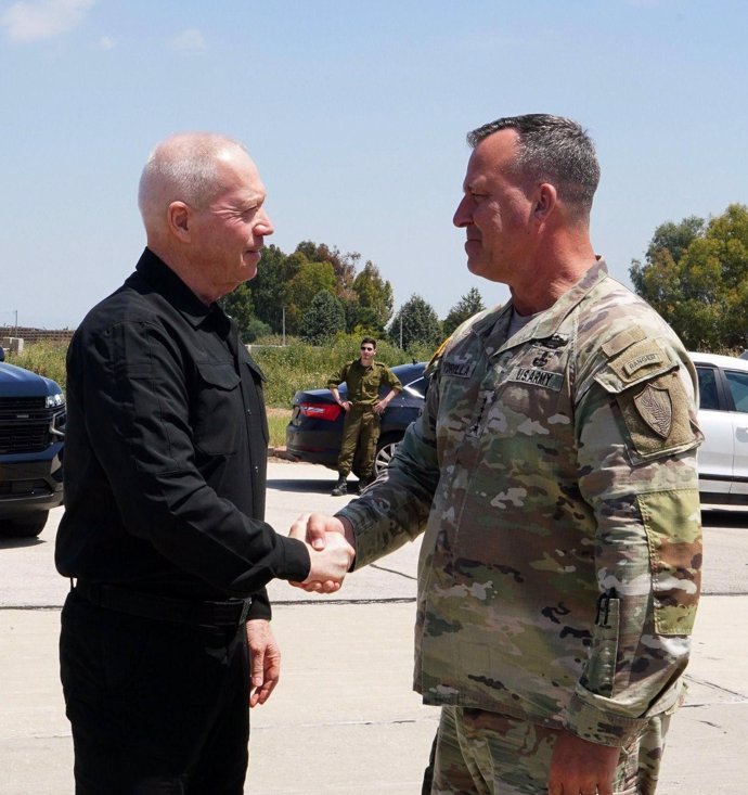 El ministro de Defensa de Israel, Yoav Gallant, y el jefe del Mando Central de Estados Unidos (CENTCOM), el general Michael Kurilla.