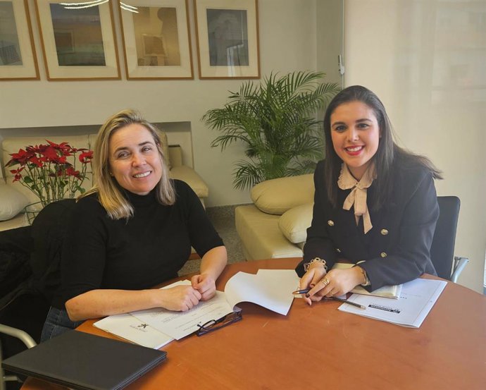 La concejala de Cultura del Ayuntamiento de Alicante, Nayma Beldjilali, y la delegada de la Fundación 'la Caixa' en Alicante y Murcia, Lourdes Toribio.
