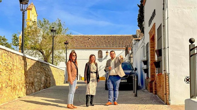 La delegada de Justicia, Administración Local y Función Pública, Raquel López (centro), en su visita a Montuque.