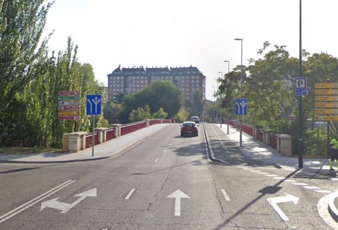 Archivo - Puente del Poniente de la capital vallisoletana.