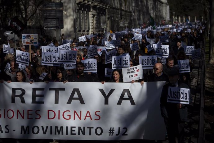 Archivo - Imagen de archivo. Decenas de personas protestan durante una manifestación de abogados y procuradores. 