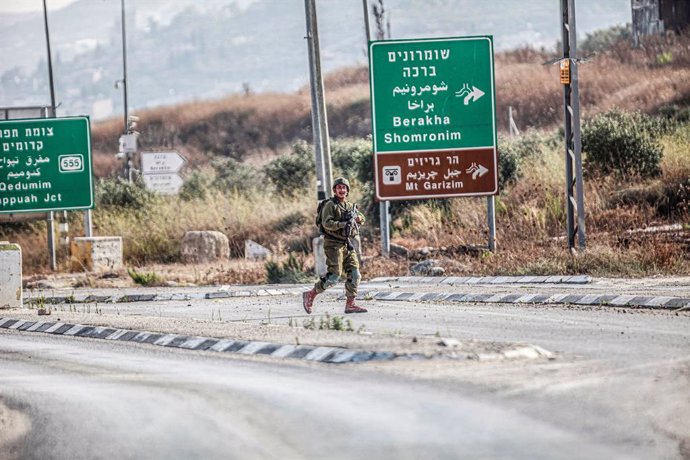 Archivo - August 19, 2023, Nablus, West bank, Palestine: An Israeli soldier seen crossing the street, during intensive operations to search for the shooting attacker at two Jewish settlers in the Palestinian town of Hawara, near the site of the shooting o