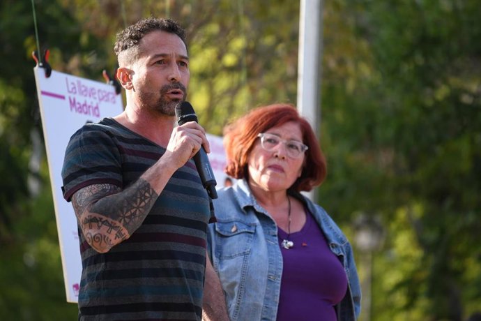 Archivo - El secretario de Organización de IU, Ismael González, interviene en el acto de la pegada de carteles de inicio de campaña de Podemos en Madrid, en la Plaza de la Asociación, en el distrito de Usera,  a 11 de mayo de 2023, en Madrid (España). e.