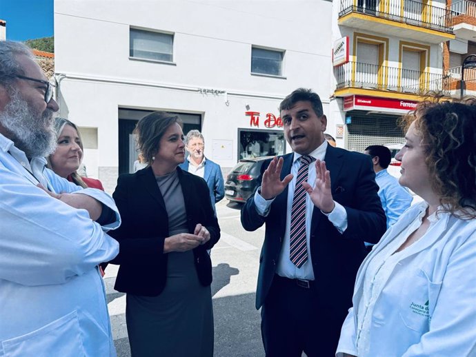 La consejera (c) en la inauguración del centro de salud de Orcera tras su reforma.