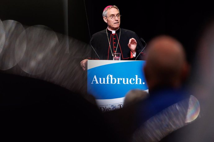 Archivo - 09 September 2023, Bavaria, Wuerzburg: Archbishop Georg Ganswein speaks at the anniversary celebration of the Catholic newspaper daily mail "Die Tagespost". Photo: Daniel Karmann/dpa