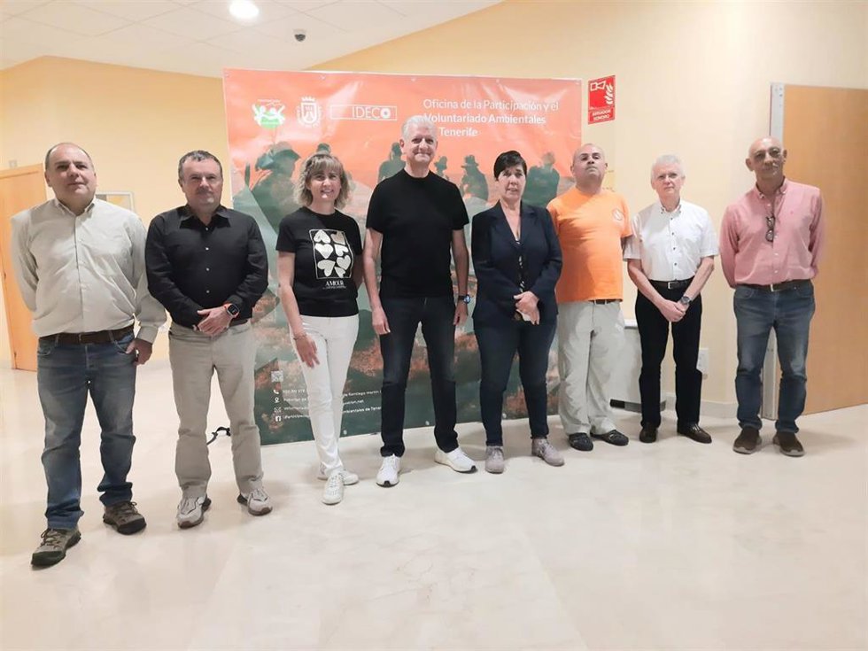 El alcalde de La Orotava, Francisaco Linares (c), junto a los participantes en una jornada sobre voluntariado